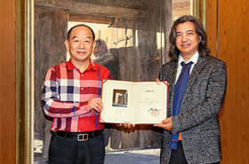 Han Yuchen's Oil painting Watching Was Collected by the National Art Museum of China.